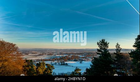 Cheshire Plain da Alderley Edge in inverno Foto Stock