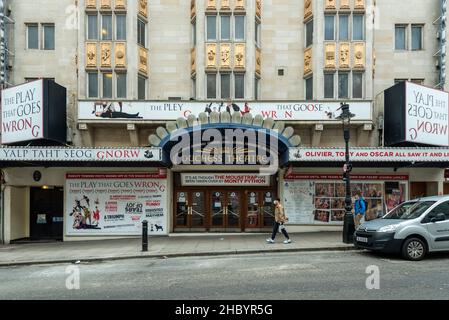 Londra, Regno Unito. 22 dicembre 2021. Il gioco che va storto al Teatro della Duchessa si è chiuso a causa delle cancellazioni del pubblico e il cast e l'equipaggio sono stati colpiti dalla variante Omicron. Rishi Sunak, Cancelliere dello scacchiere, ha annunciato un piano di 30m sterline per finanziare le organizzazioni culturali costrette a chiudere l’inverno, ma alcuni hanno sostenuto che l’importo è troppo basso, troppo tardi. Credit: Stephen Chung / Alamy Live News Foto Stock