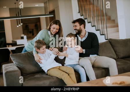 Simpatici fratelli che combattono a casa con il telecomando della TV Foto Stock