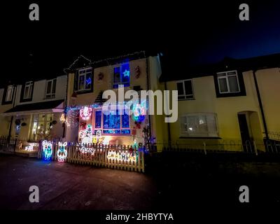 DERRY LONDONDERRY, REGNO UNITO - DICEMBRE 17 2021 : Casa a schiera decorata per natale in Irlanda del Nord Foto Stock