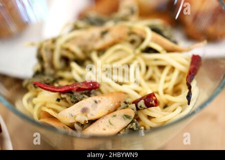 Il cibo italiano chiamato pizza e spaghetti servito su tavola di legno. Foto Stock