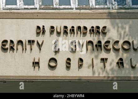 12 17 2021 cartello Art Deco del Dr. Purandare maternità e ospedale ginecologico Chowpatty Merindrive Queens Neclass Mumbai Maharashtra India. Foto Stock