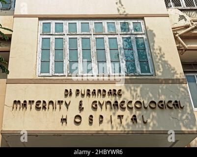 12 17 2021 cartello Art Deco del Dr. Purandare maternità e ospedale ginecologico Chowpatty Merindrive Queens Neclass Mumbai Maharashtra India. Foto Stock