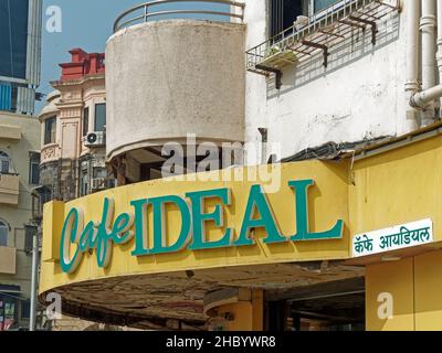 12 17 2021 cartello Art Deco del Ristorante nell'edificio Art Deco Fulchand Nivas Chowpatty Merindrive Queens Neclass Mumbai Maharashtra India. Foto Stock