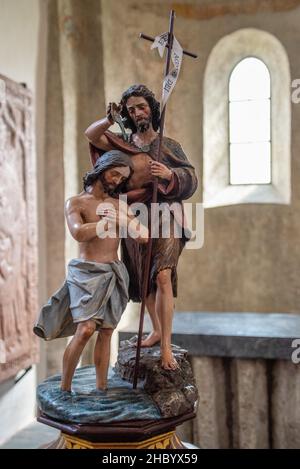 Una piccola scultura di Giovanni Battista e Gesù nella piccola chiesa di Sant'Ippolito, Zell am See in Austria Foto Stock