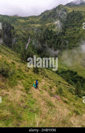 Un uomo anziano che fa escursioni nelle alpi dell'Alto Tauern, in Austria Foto Stock