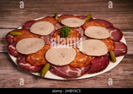 Vassoio con deliziosi salumi, pezzi di prosciutto affettato, salsiccia, Deli salumi, Pickles Foto Stock