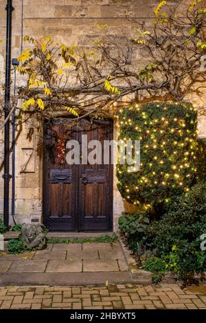 Luci di Natale fuori dalla Old School House di notte. Chipping Campden, Gloucestershire, Inghilterra Foto Stock