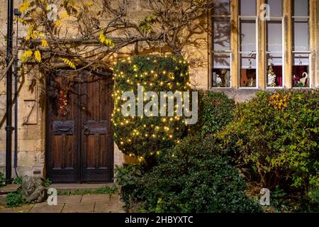 Luci di Natale fuori dalla Old School House di notte. Chipping Campden, Gloucestershire, Inghilterra Foto Stock