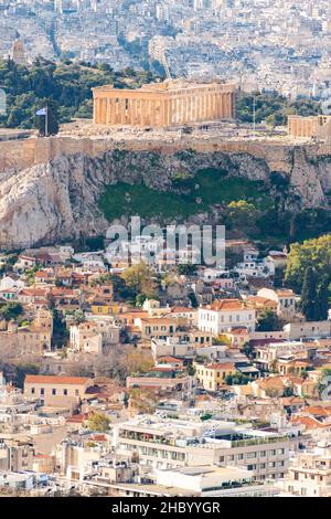 Paesaggio urbano verticale dell'Acropoli e della città di Atene dalla cima più alta del Colle Lycabettus, in Grecia. Foto Stock