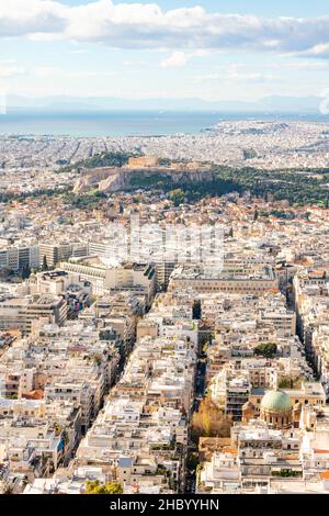 Paesaggio urbano verticale dell'Acropoli e della città di Atene dalla cima più alta del Colle Lycabettus, in Grecia. Foto Stock