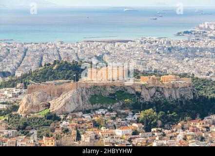 Vista aerea orizzontale dell'Acropoli e della città di Atene dalla cima più alta del Colle Lycabettus, Grecia. Foto Stock