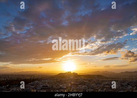 Vista aerea orizzontale dell'Acropoli e della città di Atene al tramonto, Grecia. Foto Stock