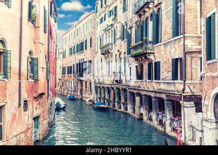 Canale tradizionale di Venezia, bella vista retrò, Italia Foto Stock