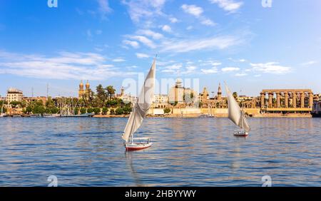 Il Nilo e Tempio di Luxor sulla riva, Alto Egitto Foto Stock