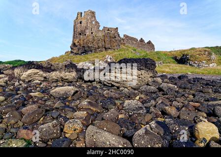 Resti del castello di Dunure del 13th secolo sulla costa dell'Ayrshire a sud di Ayr, Scozia, Regno Unito. 22nd del luglio 2021 Foto Stock