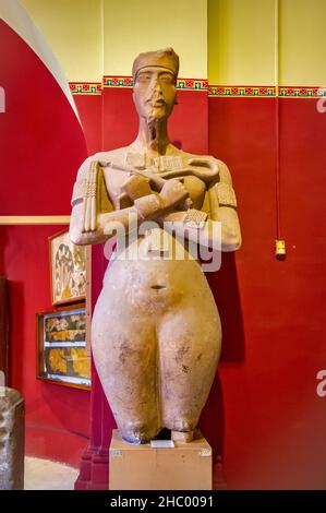 Colosso di Nefertiti nel museo del Cairo Foto Stock
