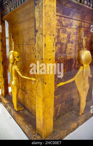 Canopico Chrine di Tutankhamun nel museo del Cairo, Egitto - Canopic Chest contenevano gli organi interni (visceri) delle mummie Foto Stock