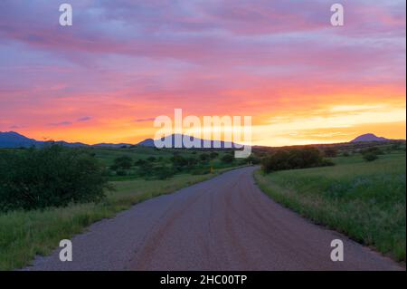 Fuoco tramonto a Sonoita, Arizona. Montagne di Santa Rita in lontananza. Foto Stock