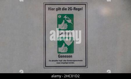 2G cartello di avvertimento Corona su un negozio in Germania Foto Stock