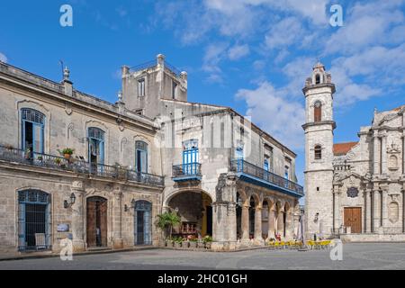 Plaza de la Catedral / Piazza della Cattedrale e la Catedral de San Cristobal nel centro della città coloniale Old Havana, la Habana sull'isola Cuba Foto Stock
