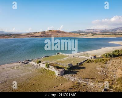 Drone aereo. Fortino di Mazzallakkar, forte arabo in rovina a Sambuca di Sicilia. Situato sul Lago Arancio, è occasionalmente sommerso dall'acqua. Foto Stock