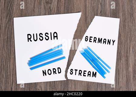 Cannucce in plastica su bandiere nazionali russe e tedesche. Gasdotto Nord Stream, sanzioni e politica. Russia contro Germania. Carta strappata. Foto Stock