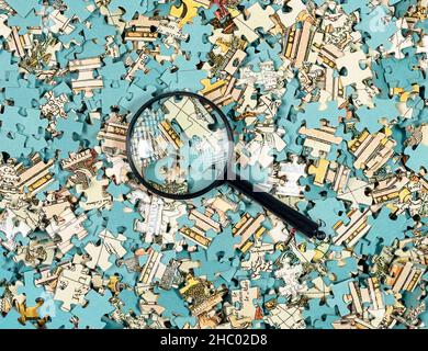 Puzzle pezzi disordine e caos attraverso lente d'ingrandimento. Parte seghetto alternativo mancante. Concetto di ricerca. Foto Stock