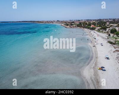 Veduta aerea del mare e del porto di Portopalo di Capo Passero. Acque turchesi in provincia di Siracusa, Sicilia. Foto Stock