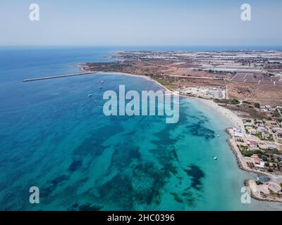 Veduta aerea del mare e del porto di Portopalo di Capo Passero. Acque turchesi in provincia di Siracusa, Sicilia. Foto Stock