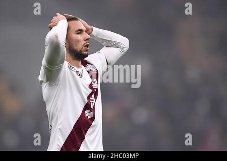 Milano, Italia. 22nd Dic 2021. Marko Pjaca del Torino FC sembra abbattuto durante la Serie A partita di calcio tra FC Internazionale e Torino FC. Credit: Nicolò campo/Alamy Live News Foto Stock
