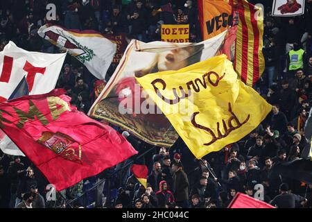 I tifosi di Roma durante il campionato italiano Serie Una partita di calcio tra AS Roma e UC Sampdoria il 22 dicembre 2021 allo Stadio Olimpico di Roma - Foto Federico Proietti / DPPI Foto Stock