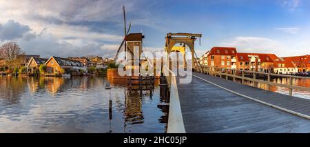 Panorama del canale Leiden Galgewater con il mulino a vento De Put e il ponte Rembrandt, Olanda del Sud, Paesi Bassi Foto Stock