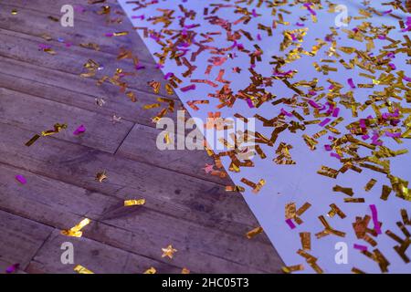 Vista dall'alto del pavimento con dopo una festa festiva con decorazioni, interni disordinati salotto, caos dopo la festa, compleanno. Foto Stock