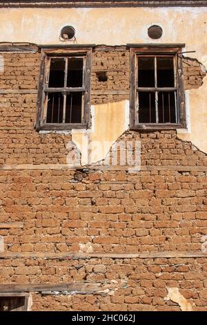 Dettagli parete in gesso e mattoni, finestre in legno, sfondo astratto. Foto Stock