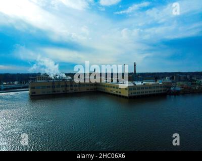 Grande edificio sull'acqua della citta' Foto Stock
