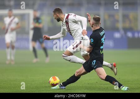 Stadio San Siro, Milano, 22 dicembre 2021, Milan Skriniar (FC Internazionale) affronta Marko Pjaca (Torino FC) durante Inter - FC Internazionale vs Torino FC - Calcio italiana Serie A match Foto Stock