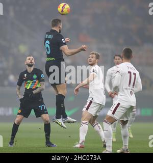 Milano, Italia. 22nd Dic 2021. Stefan De Vrij (FC Internazionale) header durante l'Inter - FC Internazionale vs Torino FC, Campionato italiano di Calcio A a Milano, Italia, Dicembre 22 2021 Credit: Independent Photo Agency/Alamy Live News Foto Stock