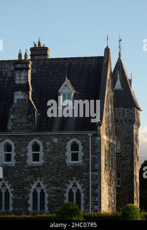 Edificio gotico del presbiterio diocesano romano-cattolico di Santa Maria o della casa del clero nella contea di Killarney, Kerry, Irlanda Foto Stock