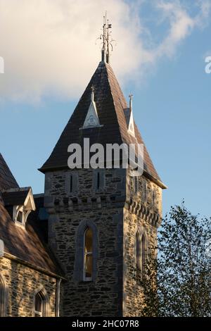 Dettagli architettonici gotici presso il presbiterio cattolico romano di Santa Maria o la casa del clero a Killarney, Contea di Kerry, Irlanda Foto Stock