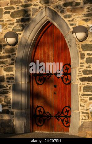 Porta ad arco appuntita presso il presbiterio diocesano cattolico romano di Santa Maria o la casa del clero a Killarney, Contea di Kerry, Irlanda Foto Stock