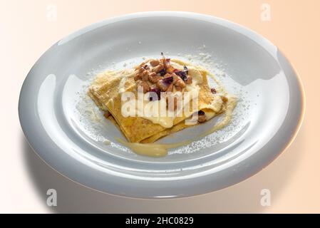 Lasagna con salsa di Parmigiano Mornay, carne di pollo e cicoria rossa Witloof, in piatto bianco Foto Stock