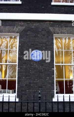 Una targa blu commemorativa per RAM Mohun Roy Indian Scholar. Londra, Regno Unito. Foto Stock