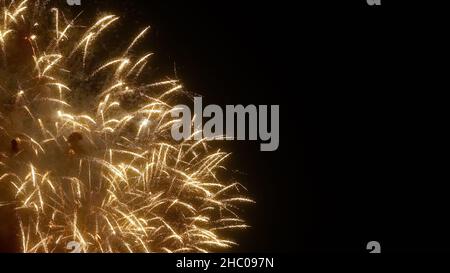 Fuochi d'artificio d'oro di vari colori sul cielo notturno, fuochi d'artificio reali sul cielo di fondo nero profondo sul festival fuochi d'artificio mostra prima della giornata di indipendenza il 4 Foto Stock