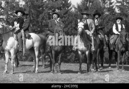 Attori rumeni Marga Barbu, Remus Margineanu, Ion Marinescu, Iurie Darie, Florin Piersic & Ernest Maftei che suonano in 'drumul oaselor' (1980), regista Doru Nastase Foto Stock