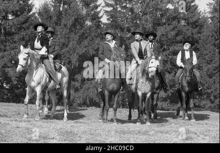 Attori rumeni Marga Barbu, Remus Margineanu, Ion Marinescu, Iurie Darie, Florin Piersic & Ernest Maftei che suonano in 'drumul oaselor' (1980), regista Doru Nastase Foto Stock