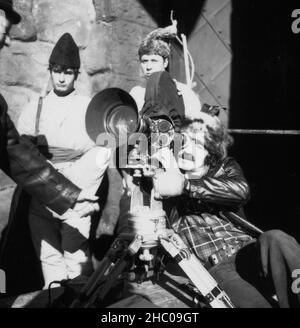 Il regista rumeno Constantin Vaeni durante le riprese del film 'Buzduganul cu trei peceți' (1977) Foto Stock