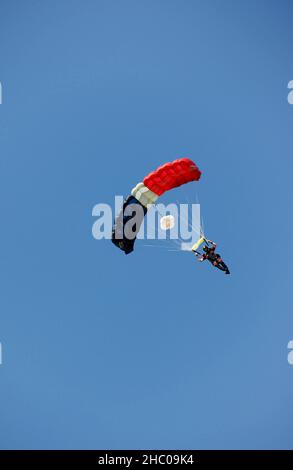 Builth Wells, Galles - Luglio 2017: Skydiver con paracadute in procinto di atterrare dopo un salto Foto Stock