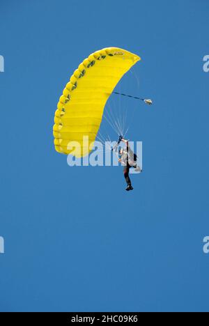 Builth Wells, Galles - Luglio 2017: Skydiver con paracadute in procinto di atterrare dopo un salto Foto Stock