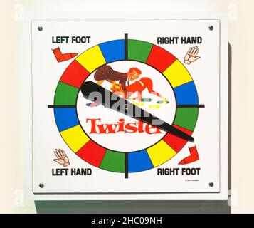 Rochester, New York, Stati Uniti. Dicembre 16, 2021. Spinner per il divertente e contorto gioco di Twister, circa 1966, in mostra al strong Museum of Play Foto Stock